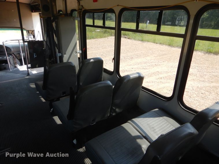 image for item DH5158 2004 Ford E450  shuttle bus