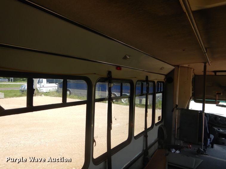 image for item DH5158 2004 Ford E450  shuttle bus