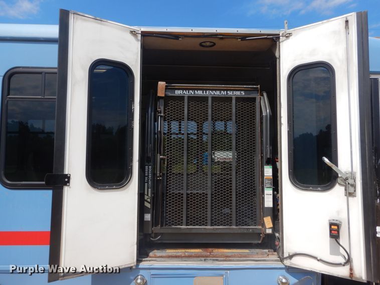 image for item DH5158 2004 Ford E450  shuttle bus