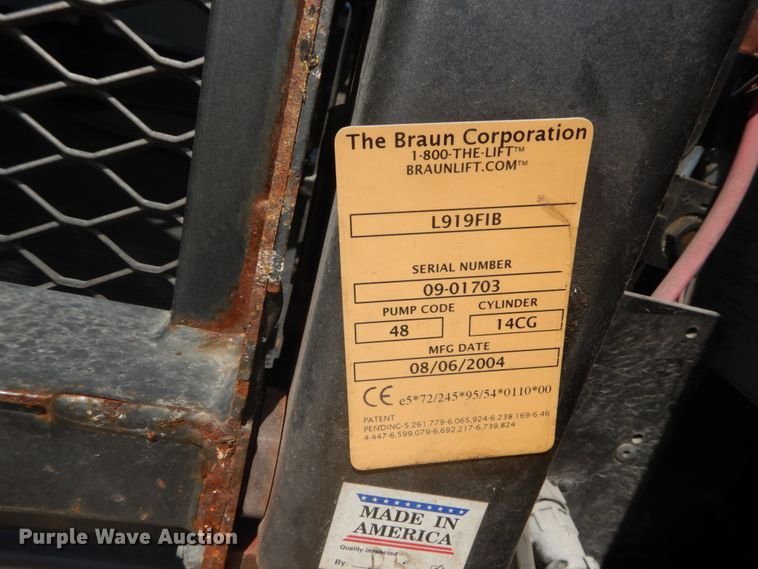 image for item DH5158 2004 Ford E450  shuttle bus