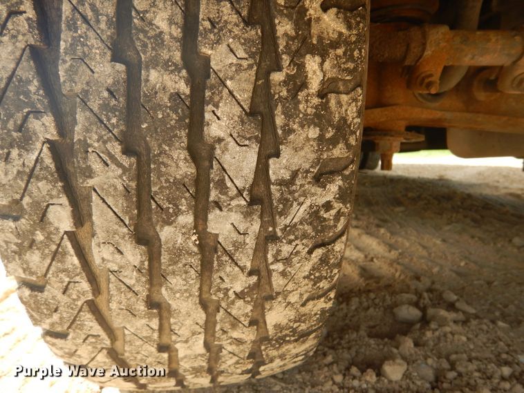 image for item DH5158 2004 Ford E450  shuttle bus