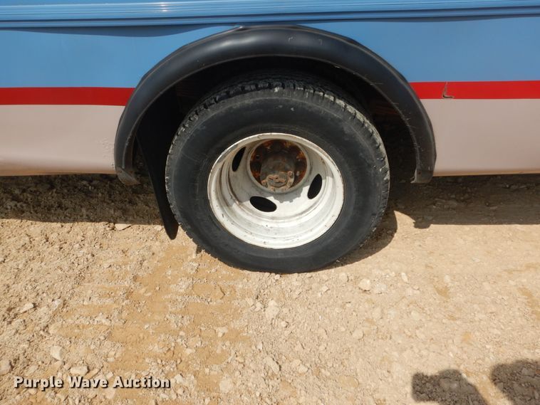 image for item DH5158 2004 Ford E450  shuttle bus