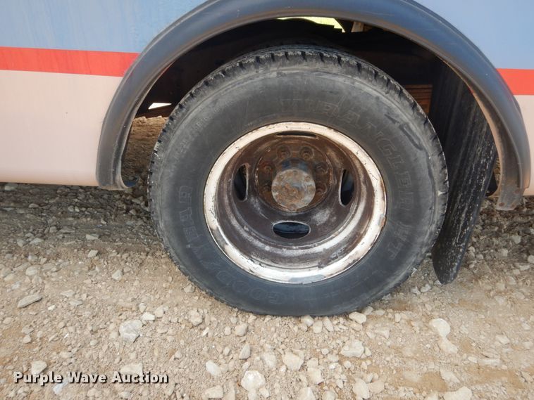 image for item DH5158 2004 Ford E450  shuttle bus