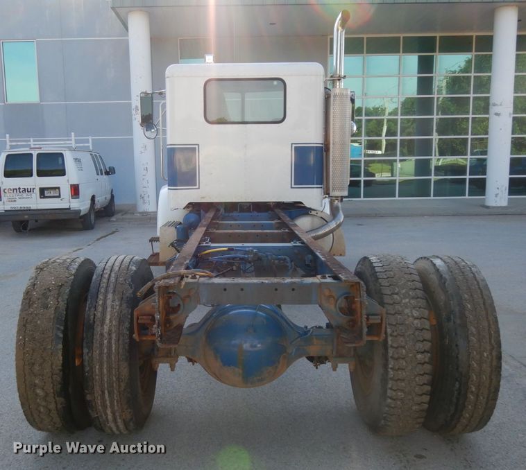 image for item DH6544 2004 Peterbilt 330  truck cab and chassis