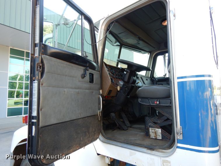 image for item DH6544 2004 Peterbilt 330  truck cab and chassis