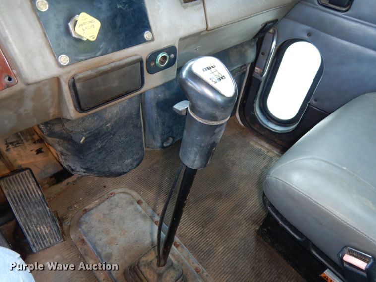 image for item DH6544 2004 Peterbilt 330  truck cab and chassis