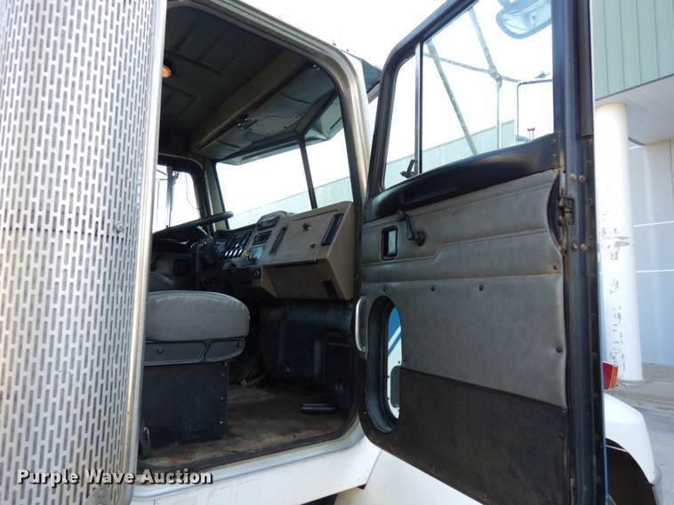 image for item DH6544 2004 Peterbilt 330  truck cab and chassis