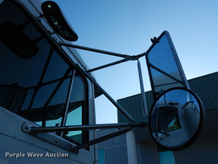 image for item DH6544 2004 Peterbilt 330  truck cab and chassis