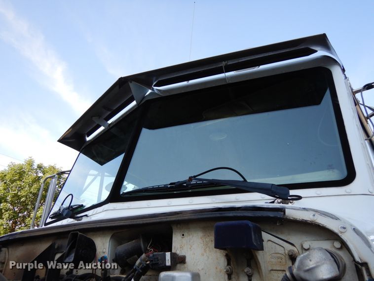 image for item DH6544 2004 Peterbilt 330  truck cab and chassis