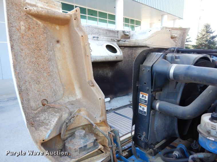 image for item DH6544 2004 Peterbilt 330  truck cab and chassis