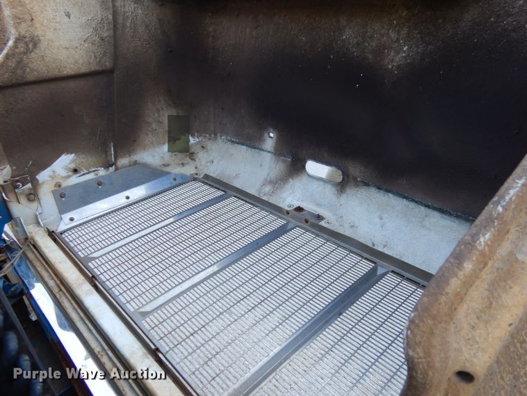 image for item DH6544 2004 Peterbilt 330  truck cab and chassis