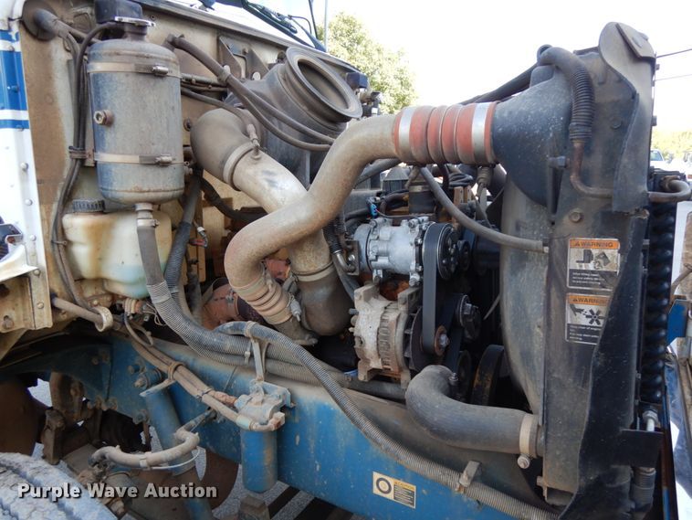 image for item DH6544 2004 Peterbilt 330  truck cab and chassis