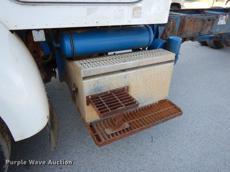 image for item DH6544 2004 Peterbilt 330  truck cab and chassis