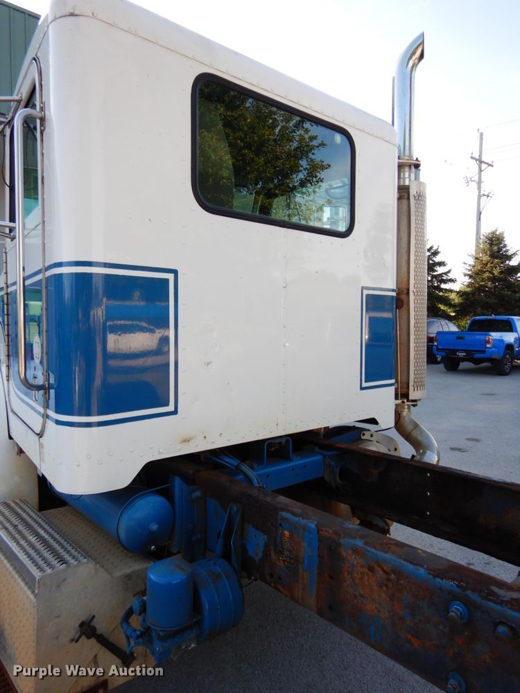 image for item DH6544 2004 Peterbilt 330  truck cab and chassis