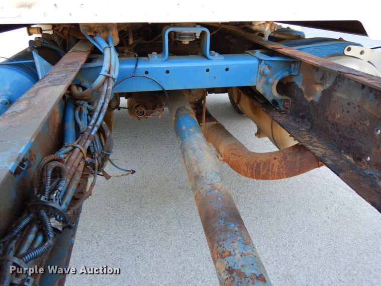 image for item DH6544 2004 Peterbilt 330  truck cab and chassis