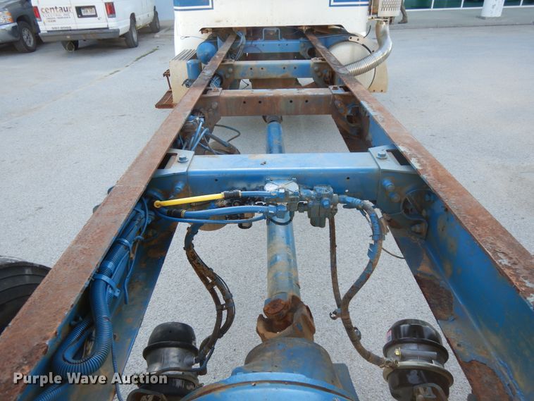 image for item DH6544 2004 Peterbilt 330  truck cab and chassis