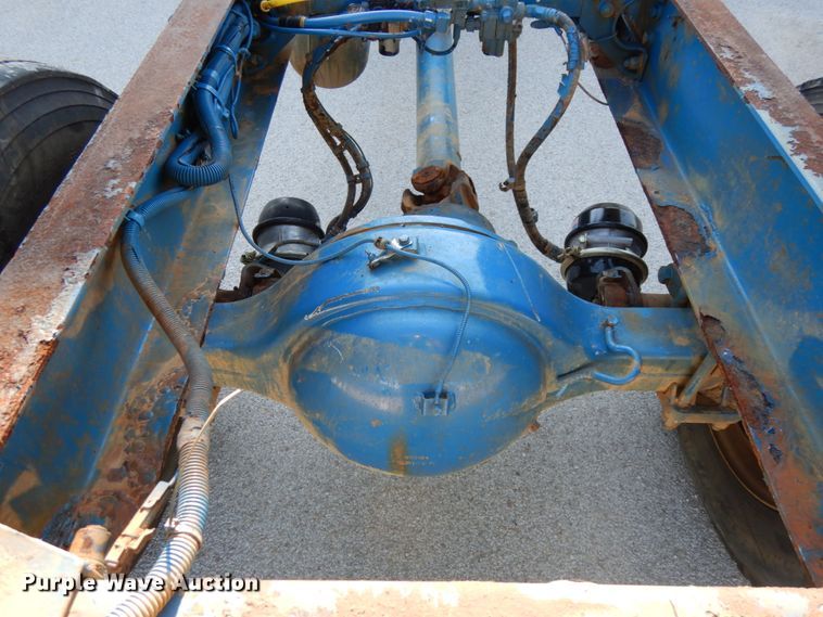 image for item DH6544 2004 Peterbilt 330  truck cab and chassis