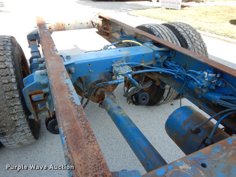 image for item DH6544 2004 Peterbilt 330  truck cab and chassis