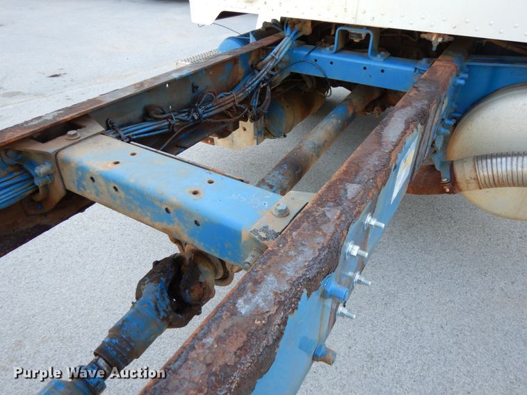 image for item DH6544 2004 Peterbilt 330  truck cab and chassis