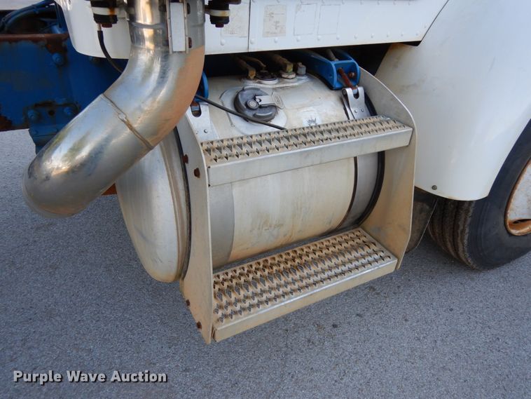 image for item DH6544 2004 Peterbilt 330  truck cab and chassis