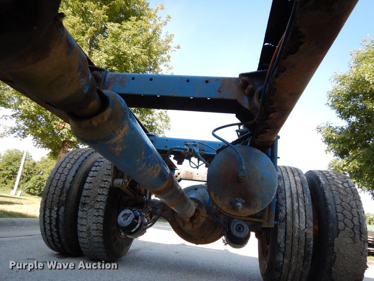 image for item DH6544 2004 Peterbilt 330  truck cab and chassis