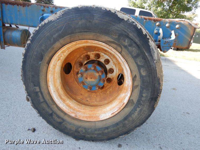 image for item DH6544 2004 Peterbilt 330  truck cab and chassis