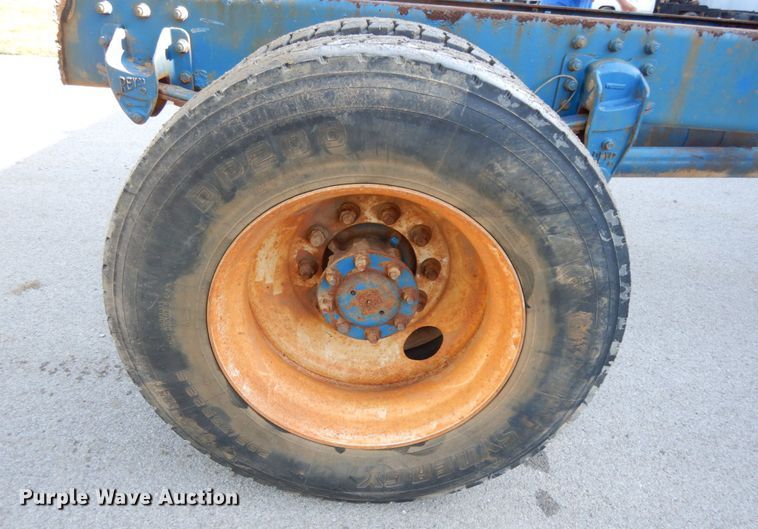 image for item DH6544 2004 Peterbilt 330  truck cab and chassis