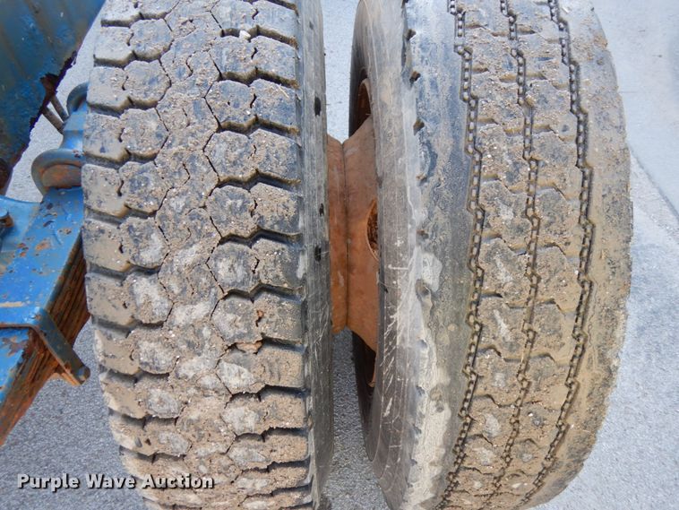 image for item DH6544 2004 Peterbilt 330  truck cab and chassis