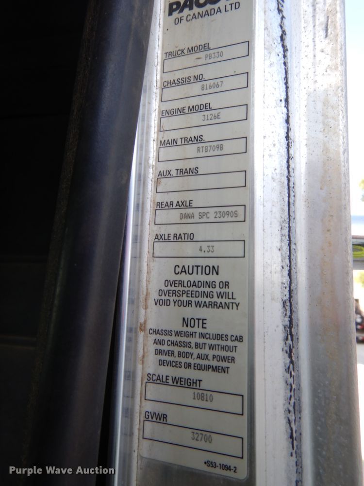 image for item DH6544 2004 Peterbilt 330  truck cab and chassis