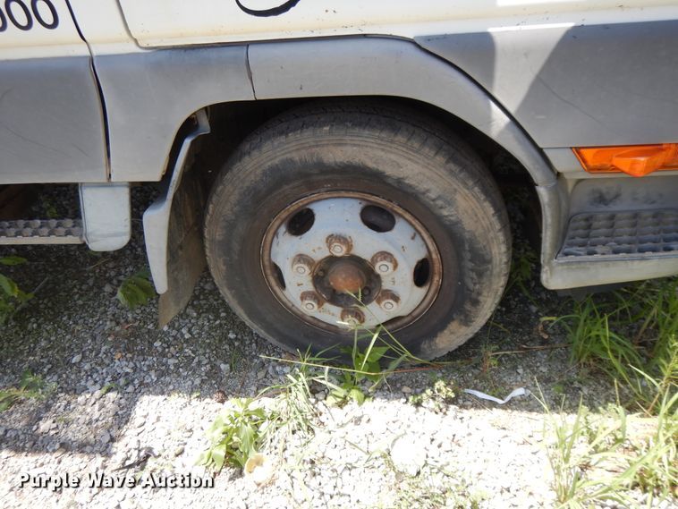 image for item DJ3475 2002 Mitsubishi Fuso FE  flatbed truck