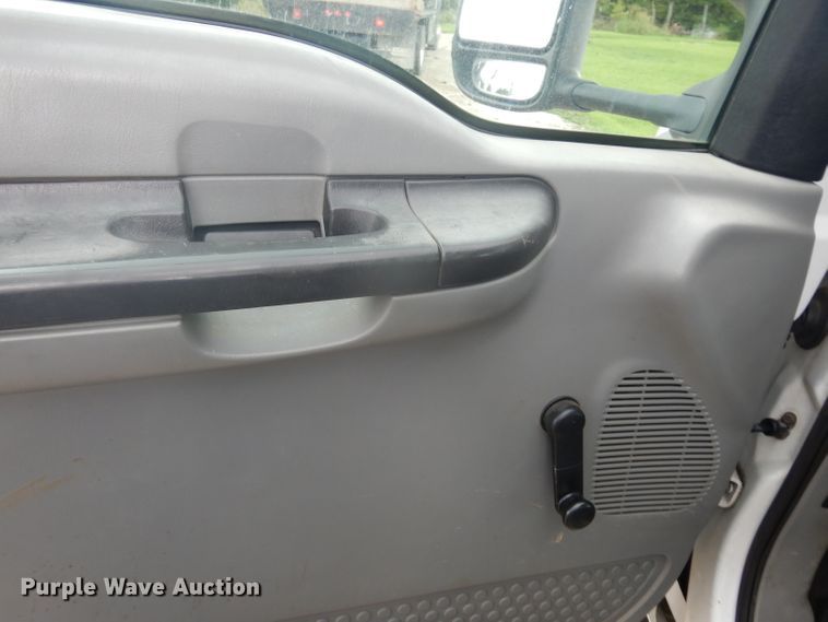 image for item DJ4313 2005 Ford F550 Super Duty XL  flatbed truck