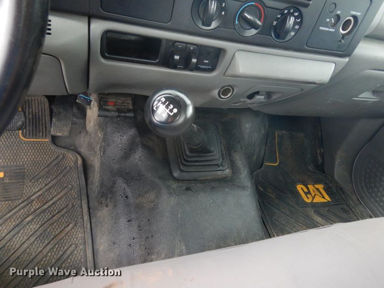 image for item DJ4313 2005 Ford F550 Super Duty XL  flatbed truck