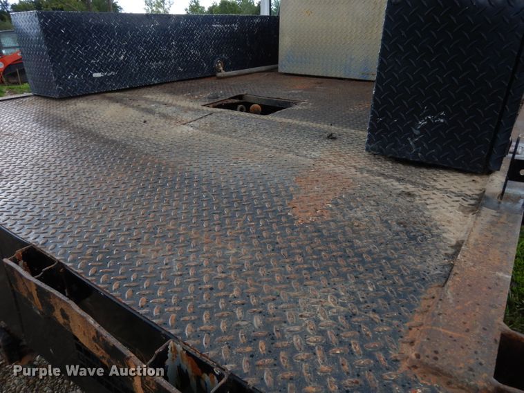 image for item DJ4313 2005 Ford F550 Super Duty XL  flatbed truck