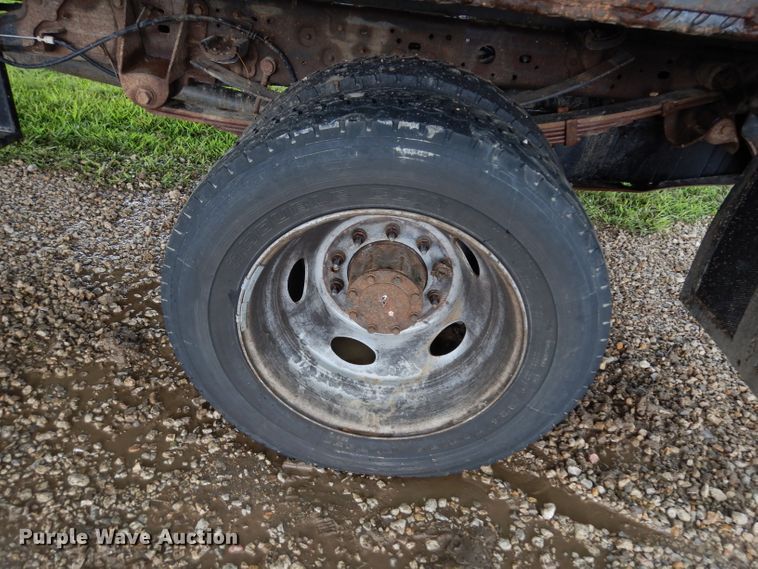 image for item DJ4313 2005 Ford F550 Super Duty XL  flatbed truck