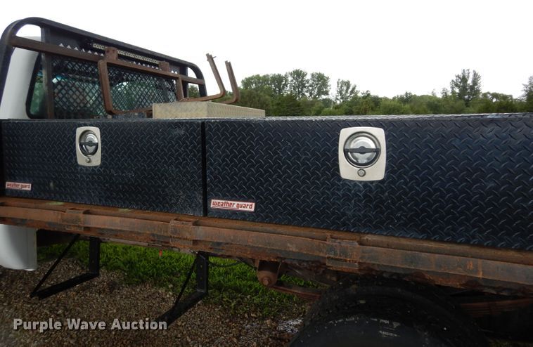 image for item DJ4313 2005 Ford F550 Super Duty XL  flatbed truck