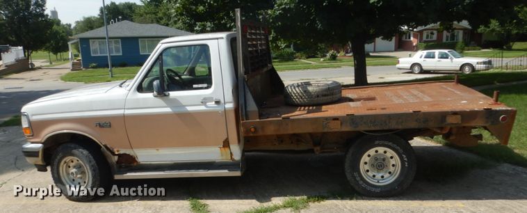 image for item FT9003 1996 Ford F150  flatbed pickup truck
