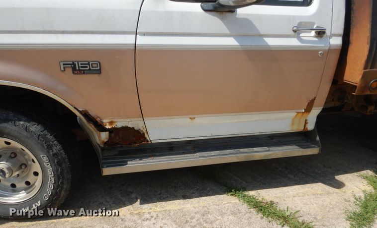 image for item FT9003 1996 Ford F150  flatbed pickup truck