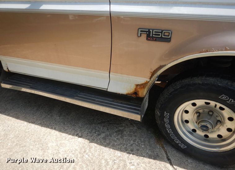 image for item FT9003 1996 Ford F150  flatbed pickup truck