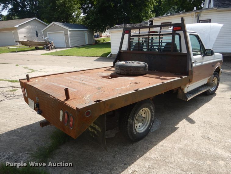 image for item FT9003 1996 Ford F150  flatbed pickup truck