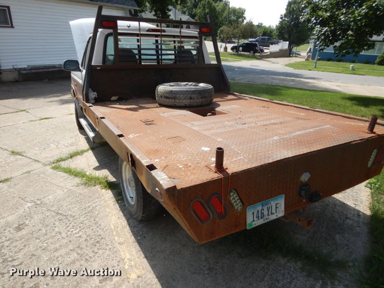 image for item FT9003 1996 Ford F150  flatbed pickup truck