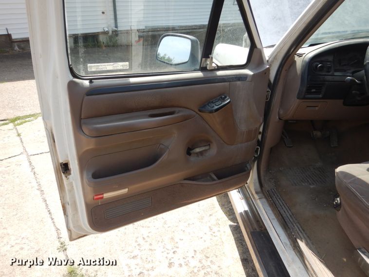 image for item FT9003 1996 Ford F150  flatbed pickup truck