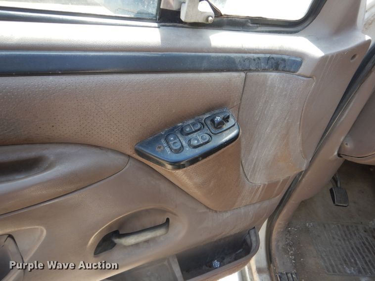 image for item FT9003 1996 Ford F150  flatbed pickup truck