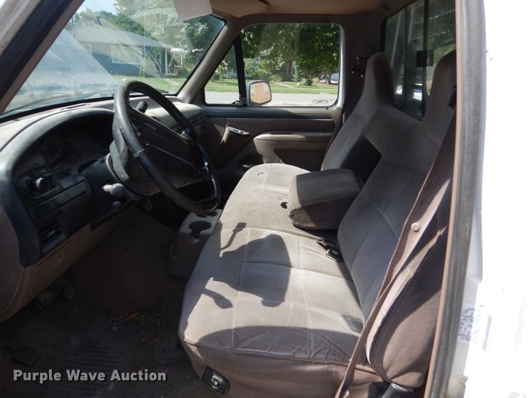 image for item FT9003 1996 Ford F150  flatbed pickup truck