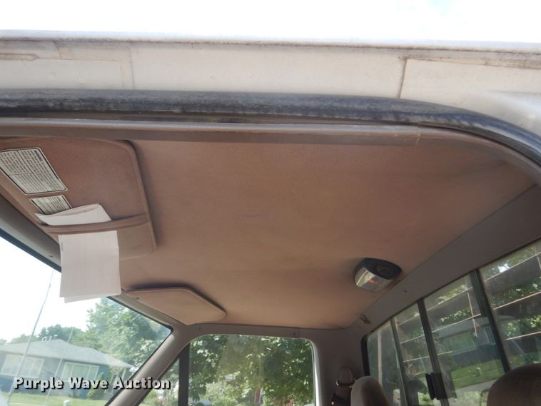 image for item FT9003 1996 Ford F150  flatbed pickup truck