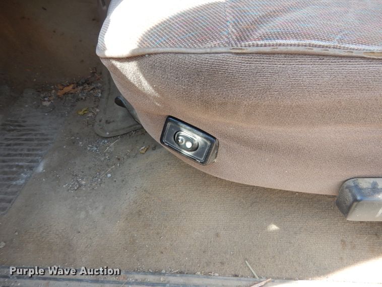 image for item FT9003 1996 Ford F150  flatbed pickup truck