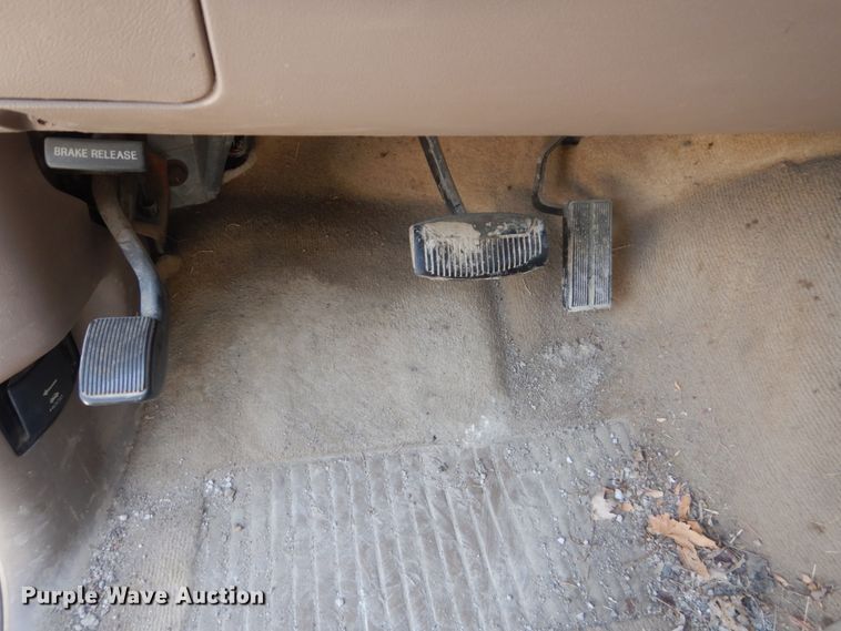 image for item FT9003 1996 Ford F150  flatbed pickup truck