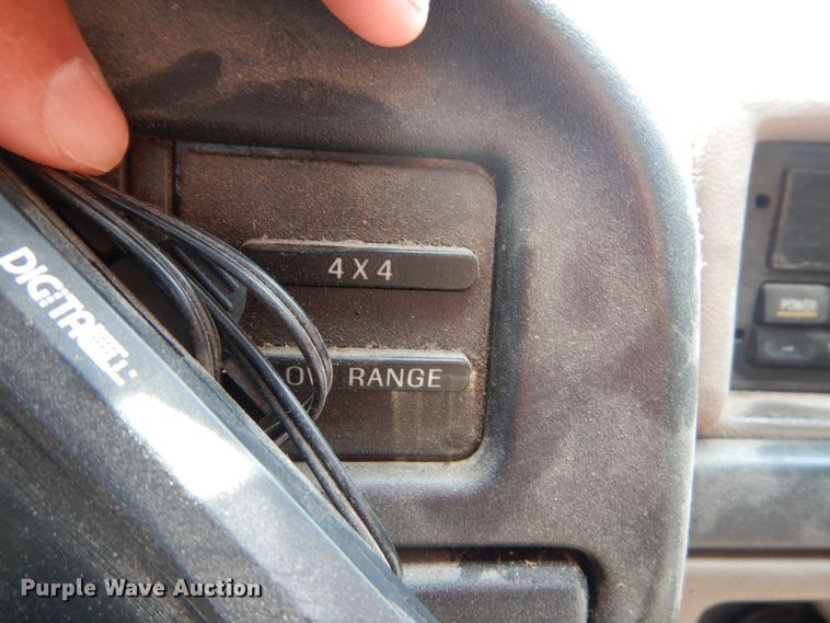 image for item FT9003 1996 Ford F150  flatbed pickup truck