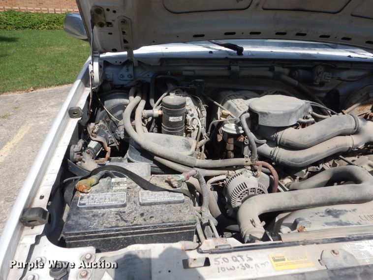 image for item FT9003 1996 Ford F150  flatbed pickup truck