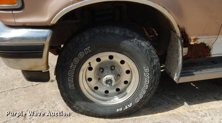 image for item FT9003 1996 Ford F150  flatbed pickup truck