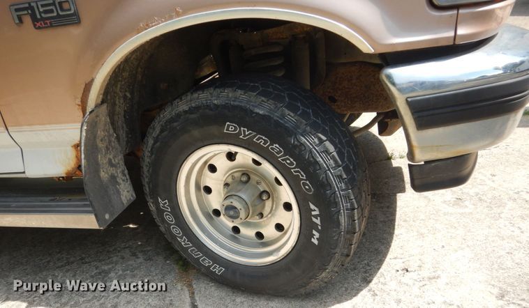 image for item FT9003 1996 Ford F150  flatbed pickup truck